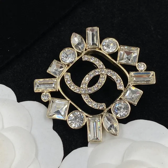 Chanel क्रिस्टल-एम्बेलिश्ड इंटरलॉकिंग CC ब्रोच 4