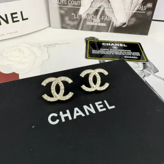 Chanel حلقات أذن مرصعة بالكريستال بشعار سي سي ذهبي