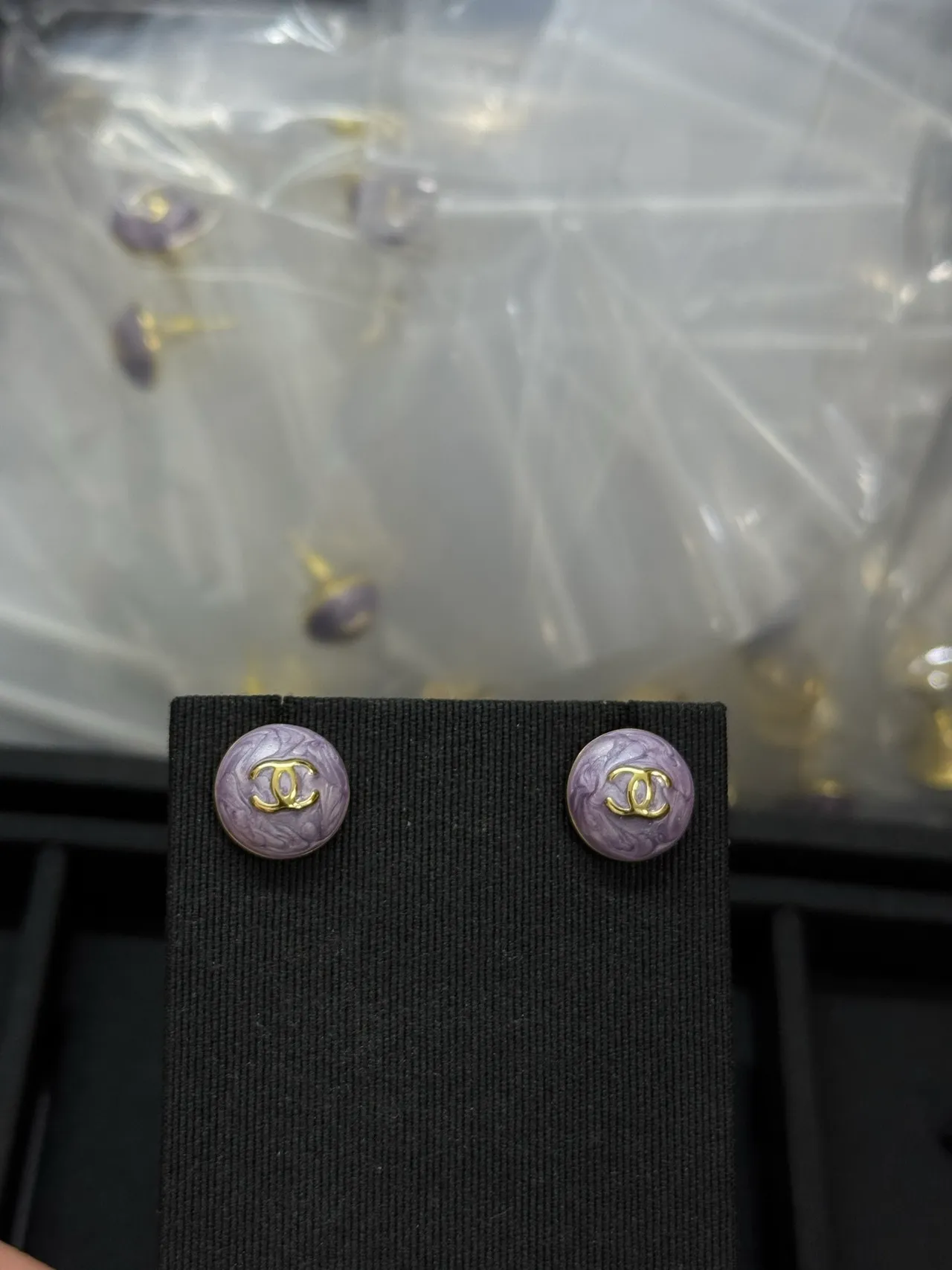 Chanel Esmaltado CC Logo Botão Roxo Dourado Circular Mármore Lavanda Brincos 2