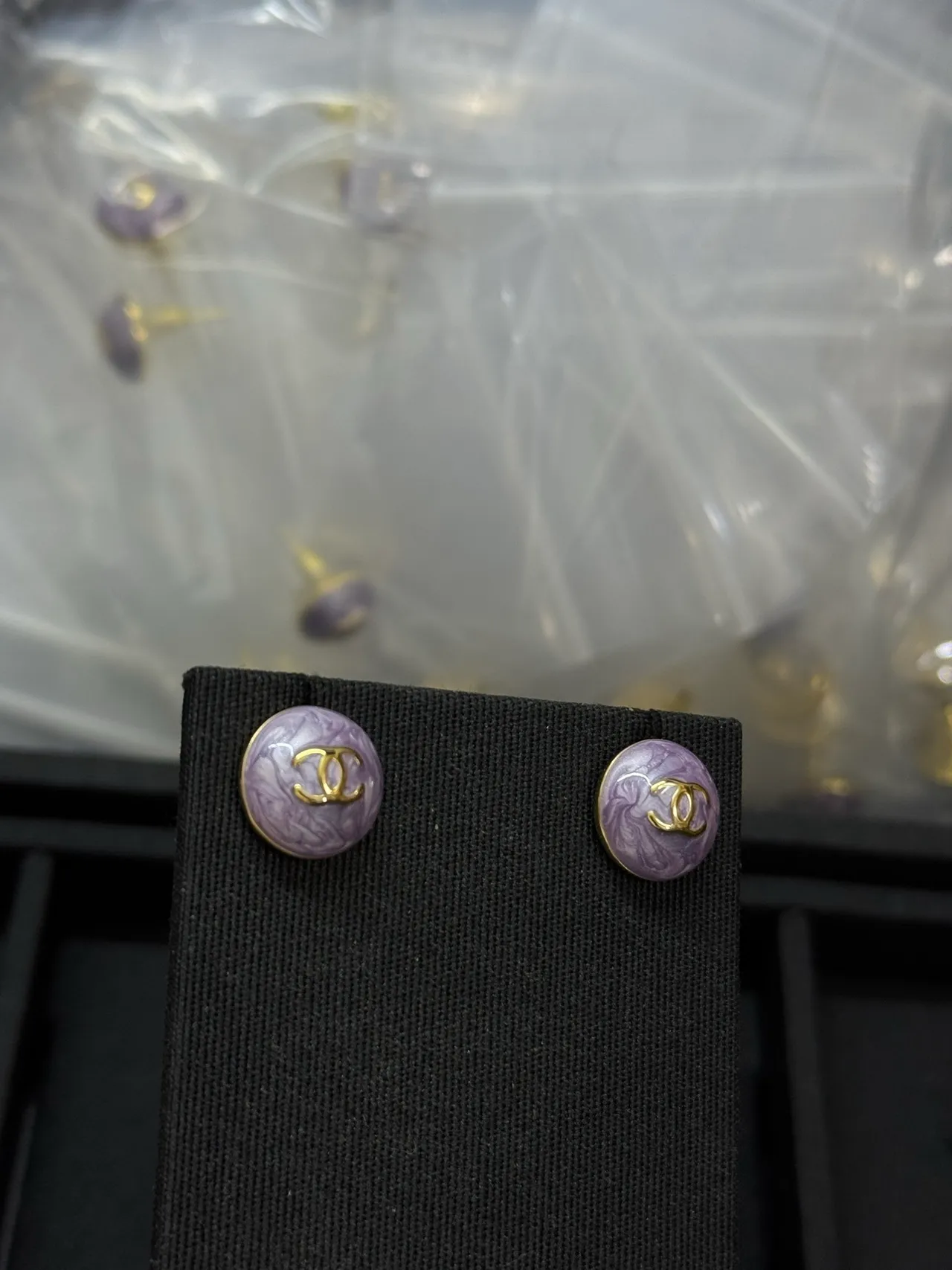 Chanel Esmaltado CC Logo Botão Roxo Dourado Circular Mármore Lavanda Brincos 3