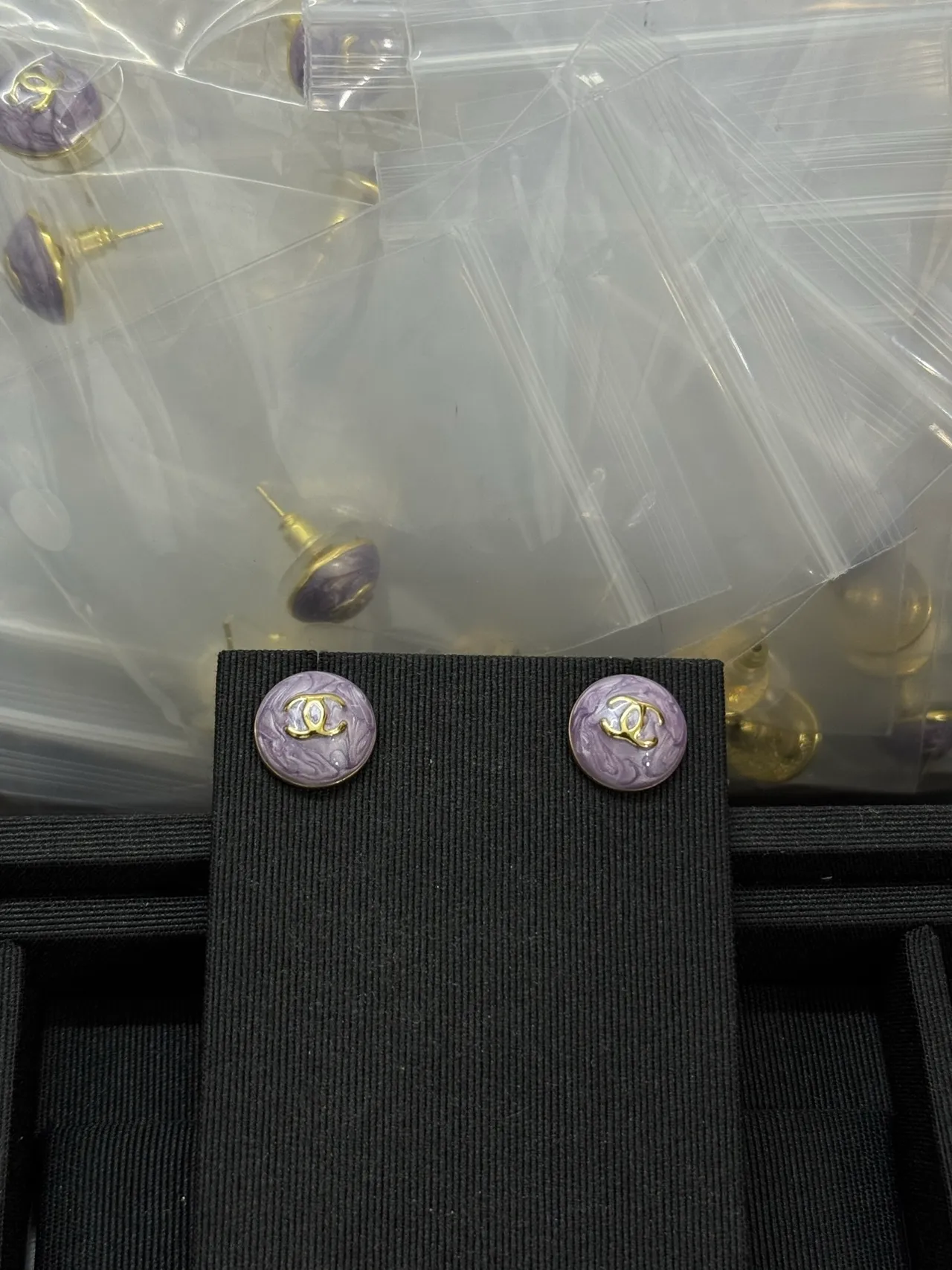 Chanel Esmaltado CC Logo Botão Roxo Dourado Circular Mármore Lavanda Brincos 4