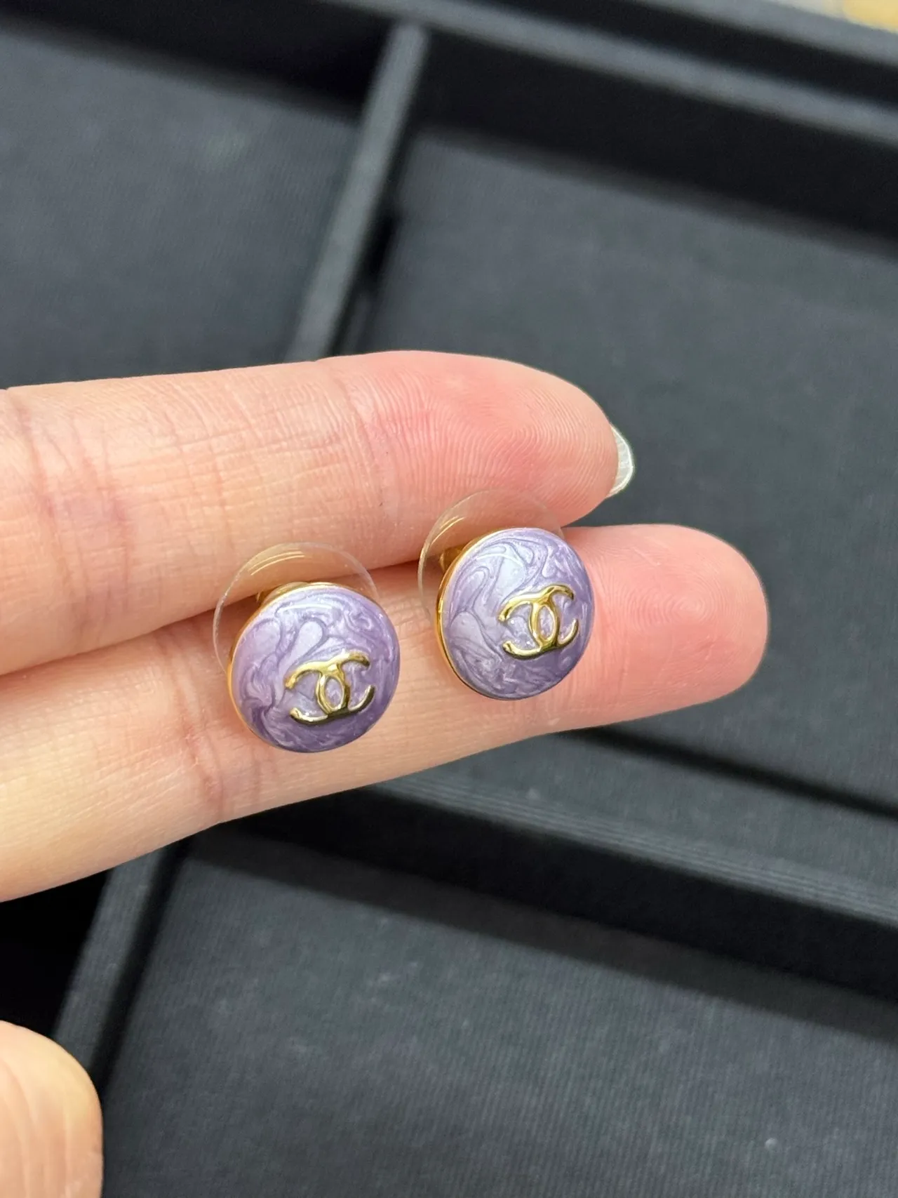 Chanel Esmaltado CC Logo Botão Roxo Dourado Circular Mármore Lavanda Brincos 5
