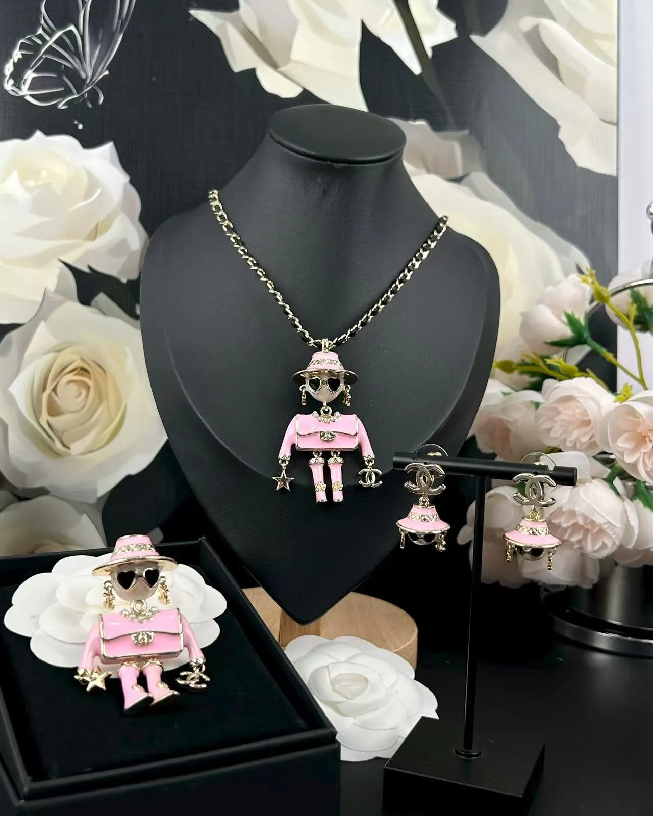 Chanel Collier Figuratif CC Charme Rose Argent Finition Émaillée 2