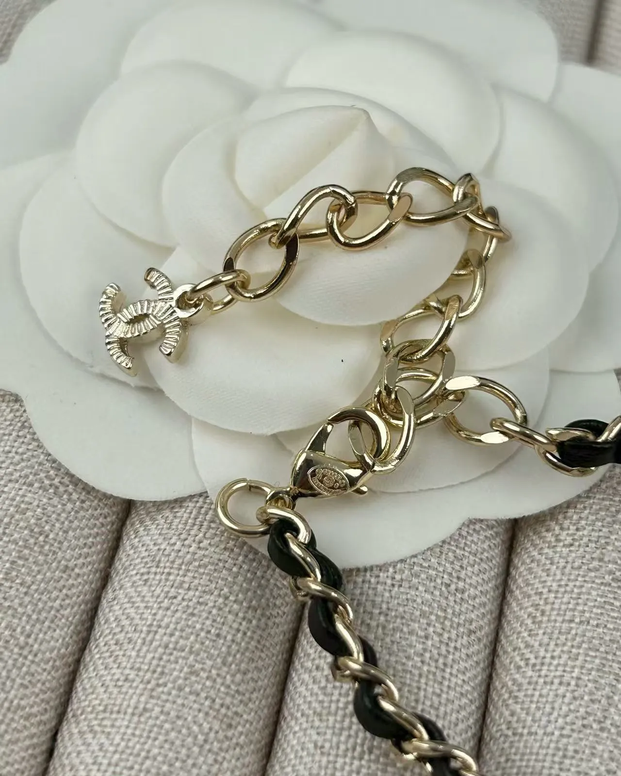 Chanel Collier Figuratif CC Charme Rose Argent Finition Émaillée 3