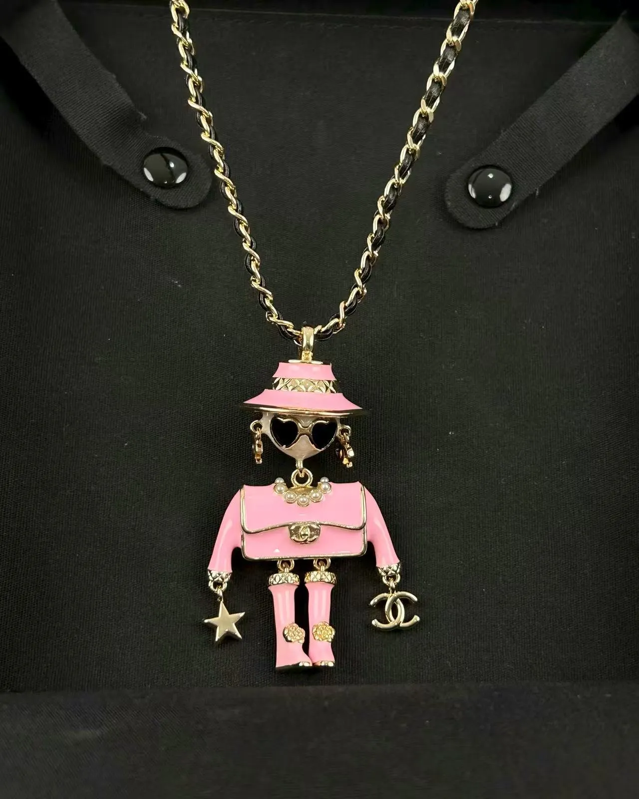 Chanel Collier Figuratif CC Charme Rose Argent Finition Émaillée 4