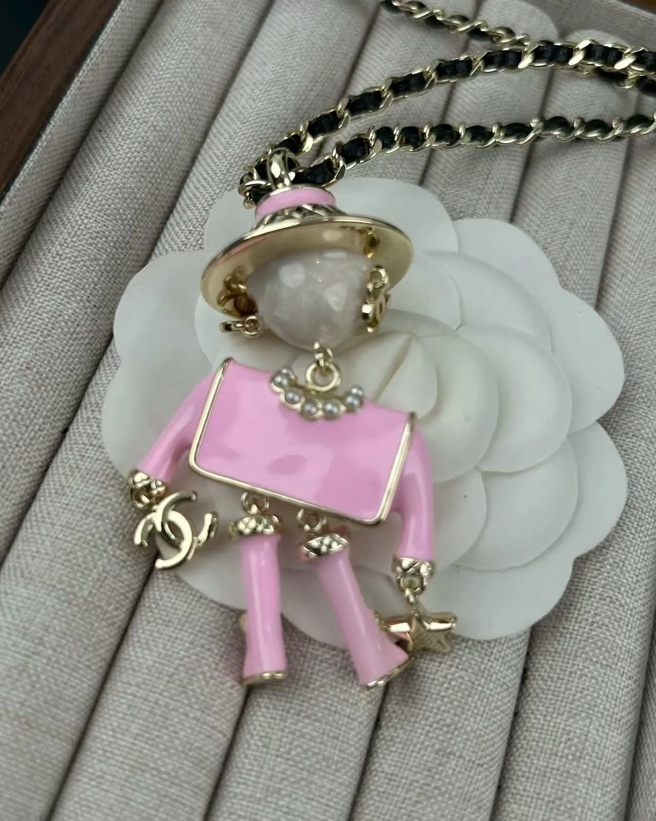 Chanel Collier Figuratif CC Charme Rose Argent Finition Émaillée 5