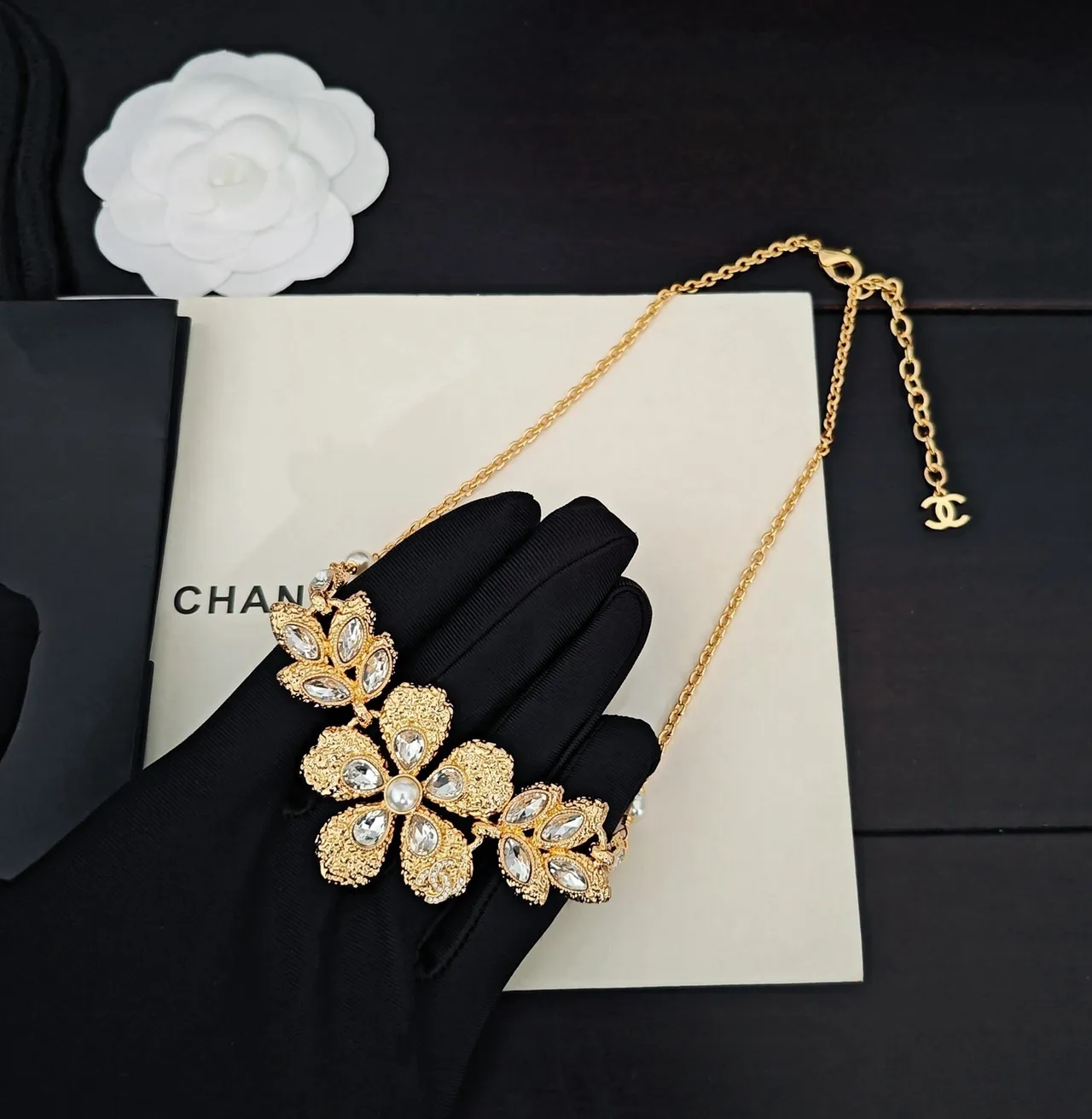 Chanel Colar com pendentif floral em cristal e pérola em tom dourado 2