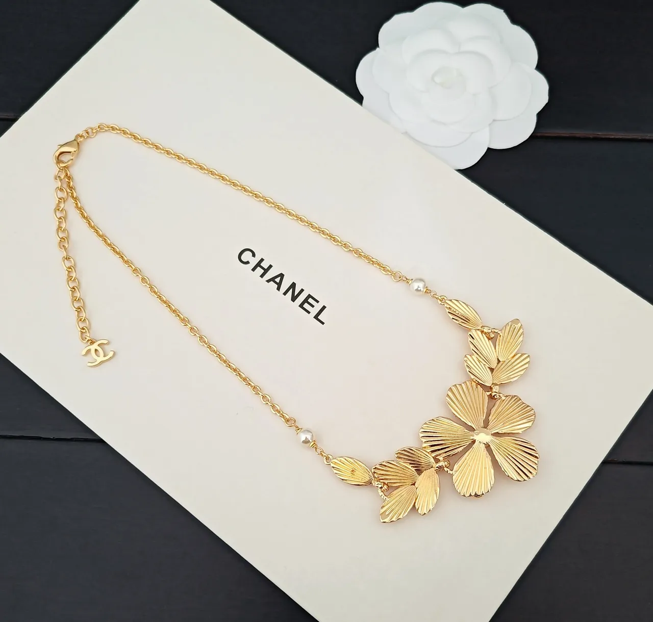 Chanel Colar com pendentif floral em cristal e pérola em tom dourado 3