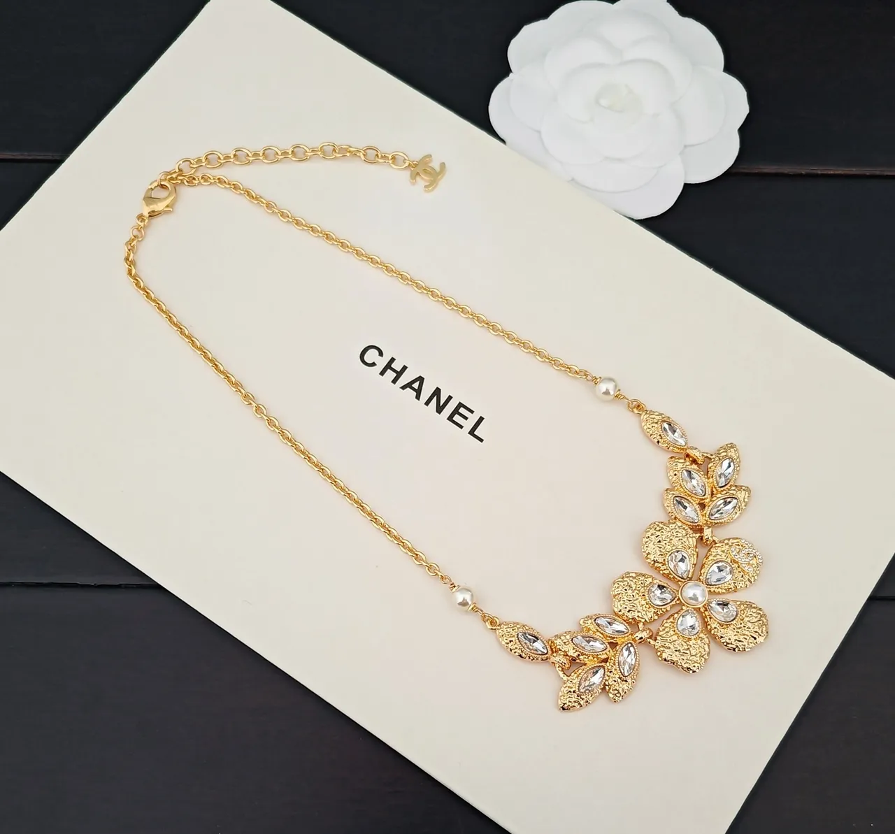 Chanel Colar com pendentif floral em cristal e pérola em tom dourado 4
