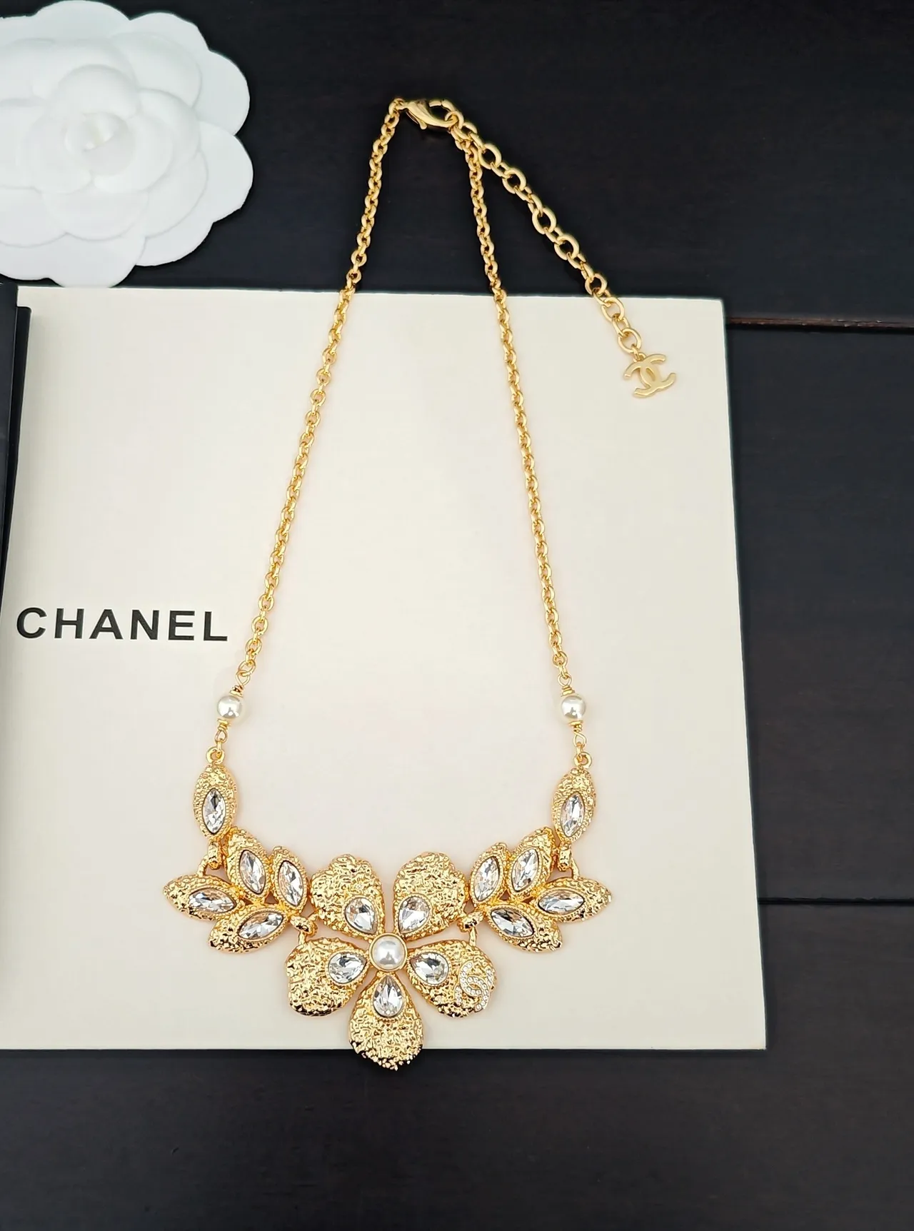 Chanel Colar com pendentif floral em cristal e pérola em tom dourado 5