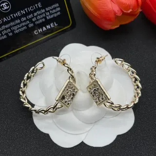 Chanel أقراط مع سلسلة قفل منحنية ملتوية ذهبية وفضية ولوحة CC مستطيلة