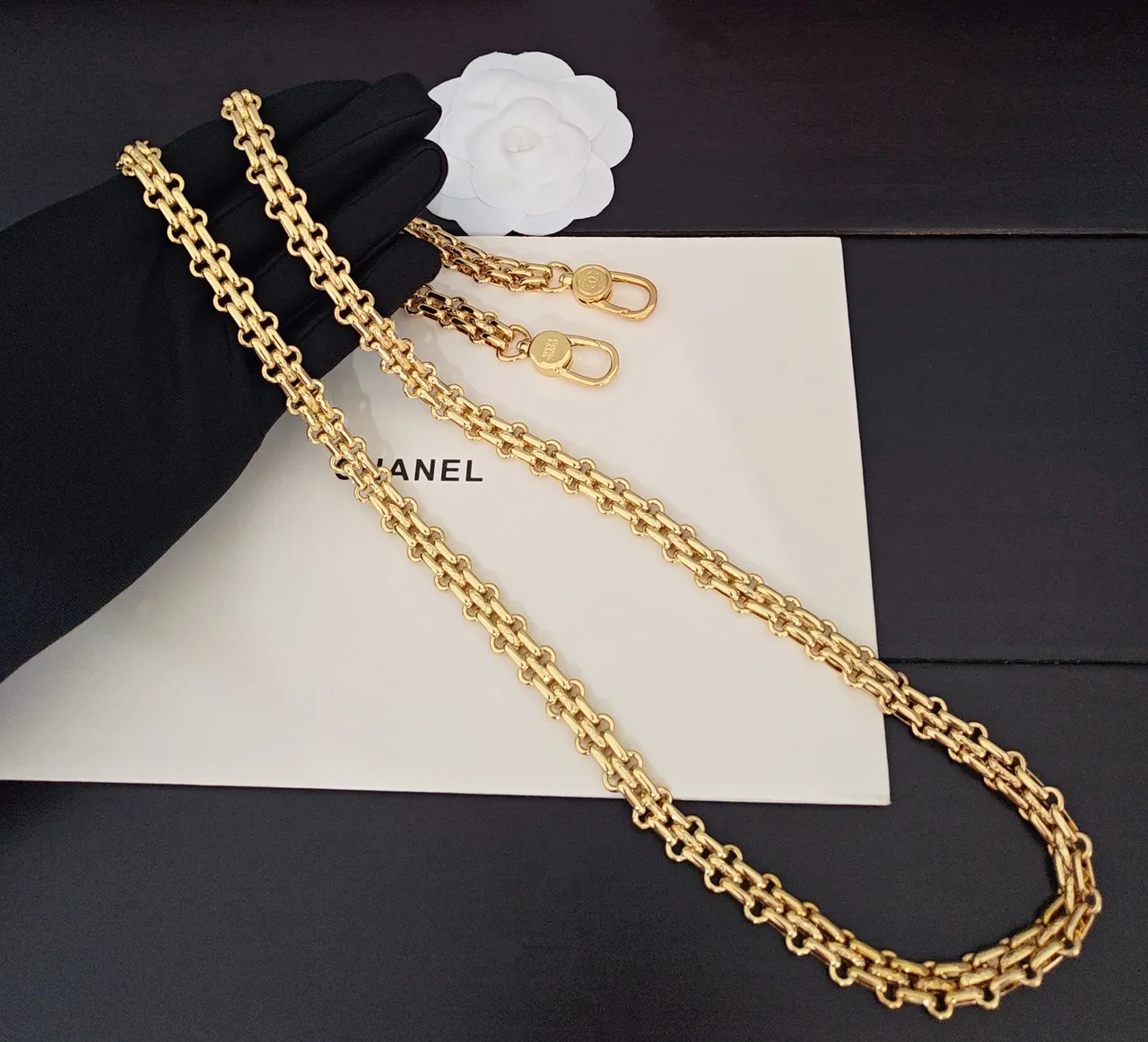 Chanel Colar Corrente Curb com Duplo Eslabão em Tom Dourado 2