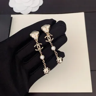 Chanel Brincos de Pérolas em Metal Branco Dourado