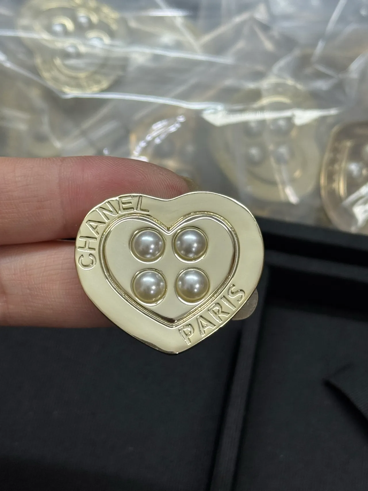 Chanel Broche cœur argentée avec perles beige 2