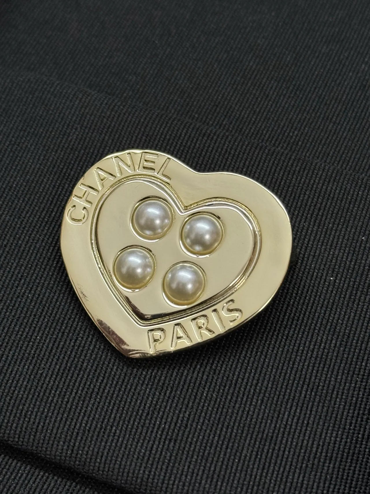 Chanel Broche cœur argentée avec perles beige 3
