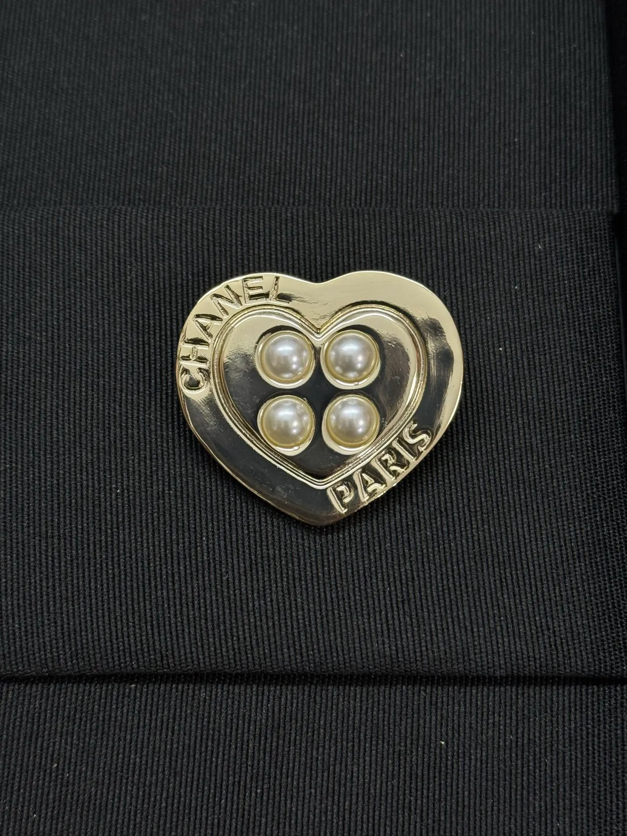 Chanel Broche cœur argentée avec perles beige 4