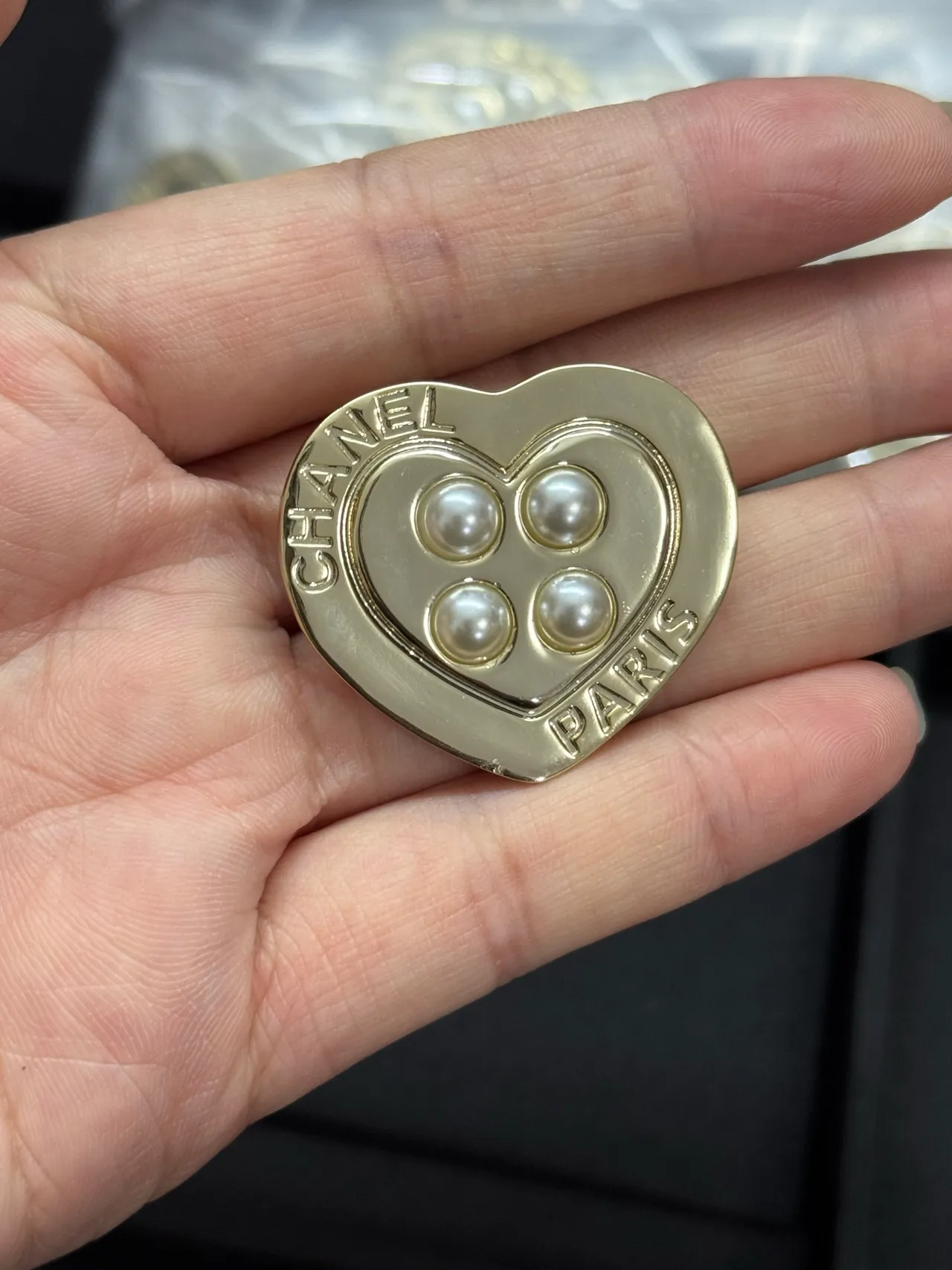 Chanel Broche cœur argentée avec perles beige 5