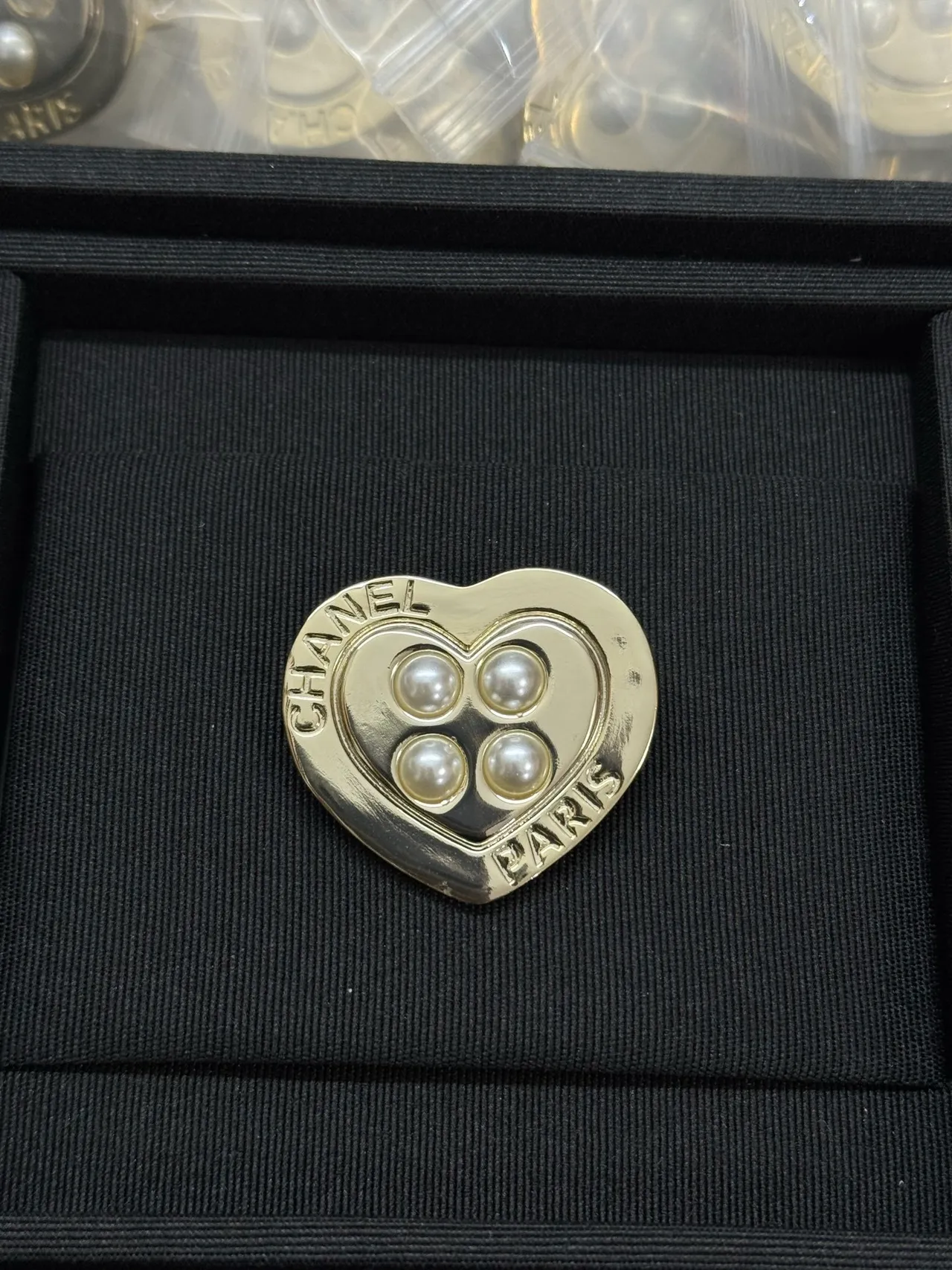 Chanel Broche cœur argentée avec perles beige 6