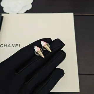 Chanel Aretes de Esmalte em Forma de Cone de Sorvete