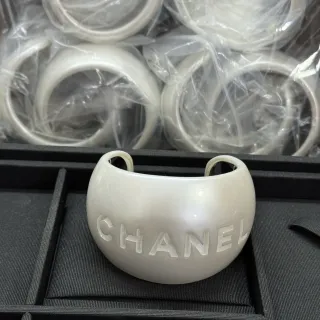 Chanel Logo Pulseira Cuff Branca de Resina Pearlescent