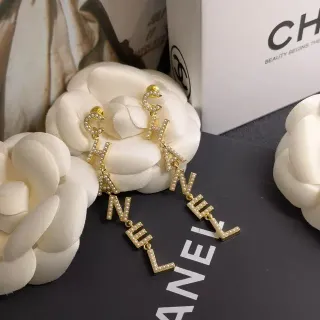Chanel Logo Letra Perla Pendientes