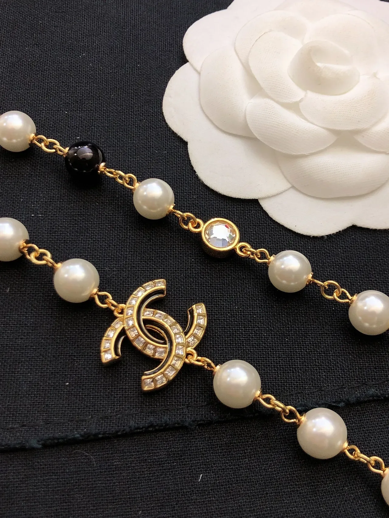 Colar Chanel pérolas longas corrente ouro branco Interlocking CC Logo Charms Colar 4