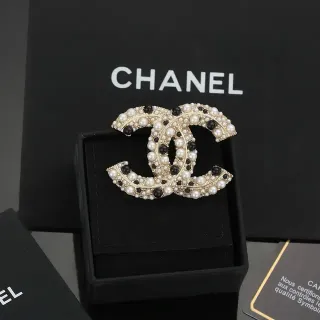 Chanel मोती और काले कण CC ब्रोच