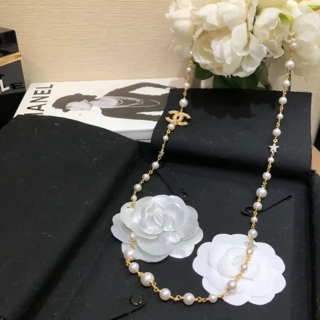 قلادة Chanel لؤلؤ وشعار CC سلسلة ذهب أبيض مزدوجة الطبقات 2