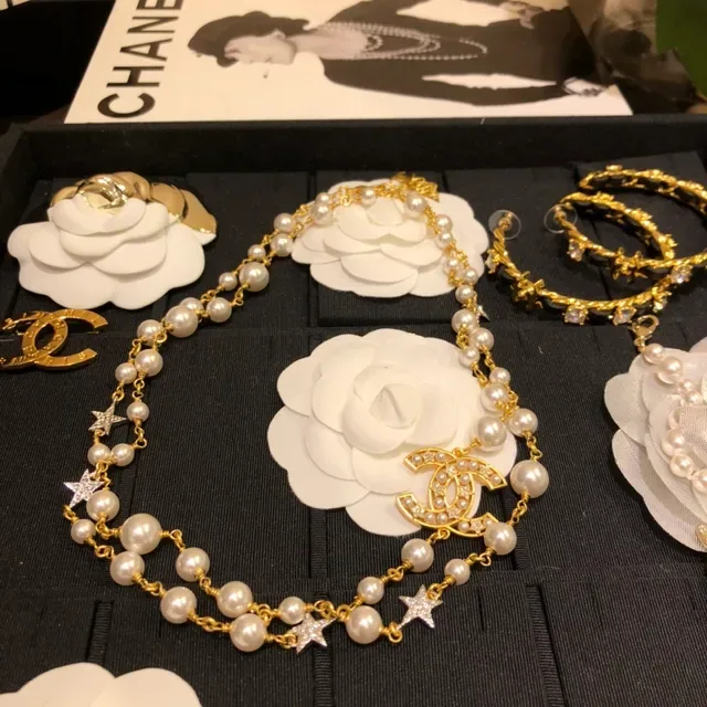 قلادة Chanel لؤلؤ وشعار CC سلسلة ذهب أبيض مزدوجة الطبقات 3