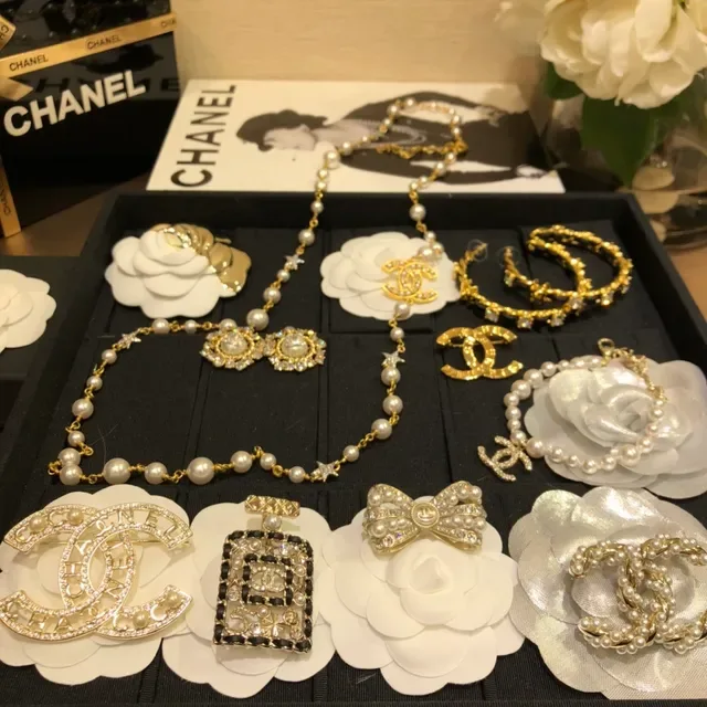 قلادة Chanel لؤلؤ وشعار CC سلسلة ذهب أبيض مزدوجة الطبقات 4