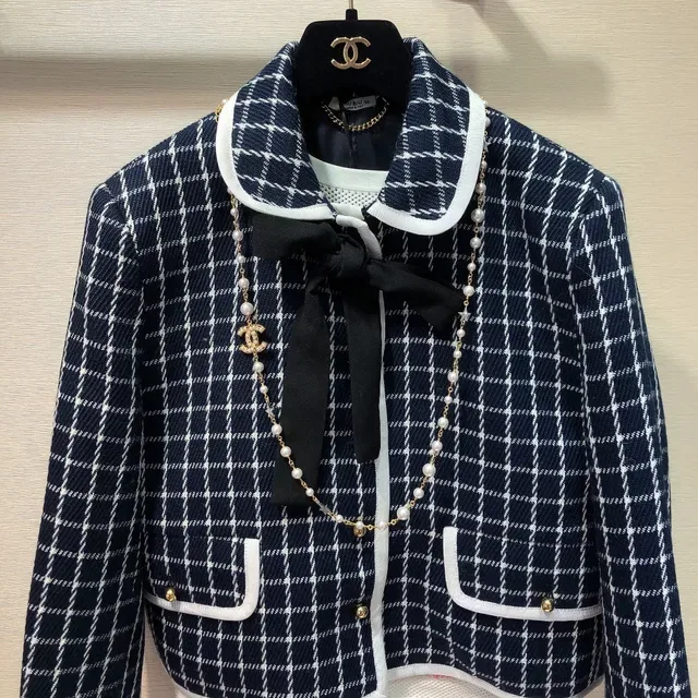 قلادة Chanel لؤلؤ وشعار CC سلسلة ذهب أبيض مزدوجة الطبقات 9