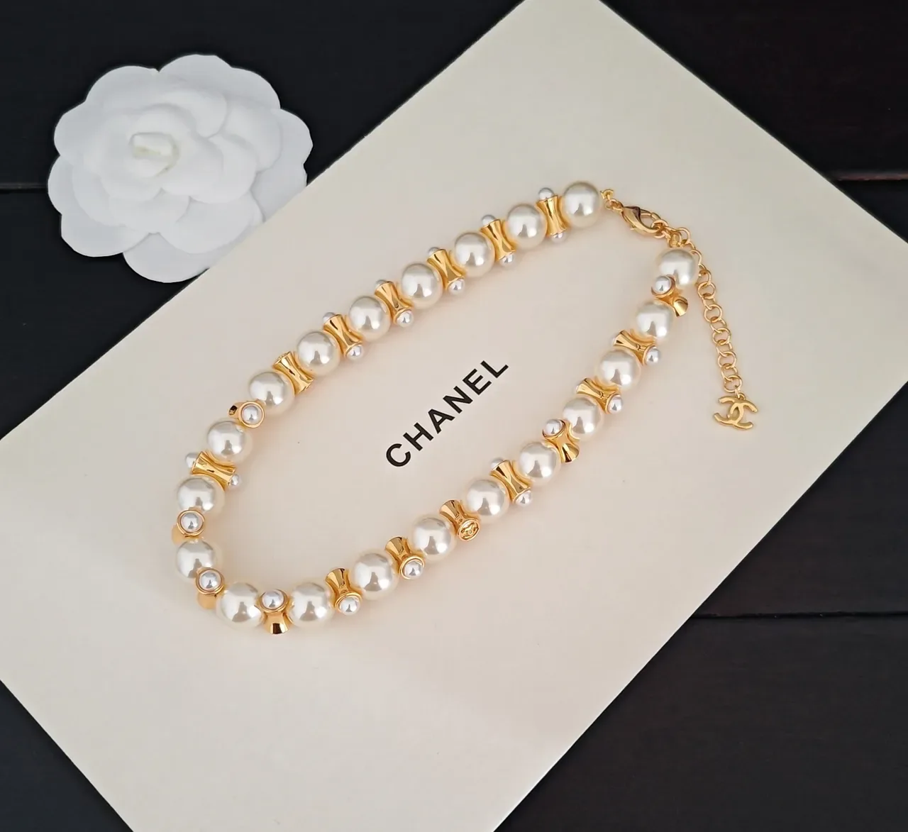 Chanel 珍珠和金色 CC Logo 手链 2