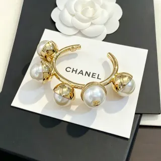 Chanel لؤلؤ و نصف ذهبي سوار مفتوح