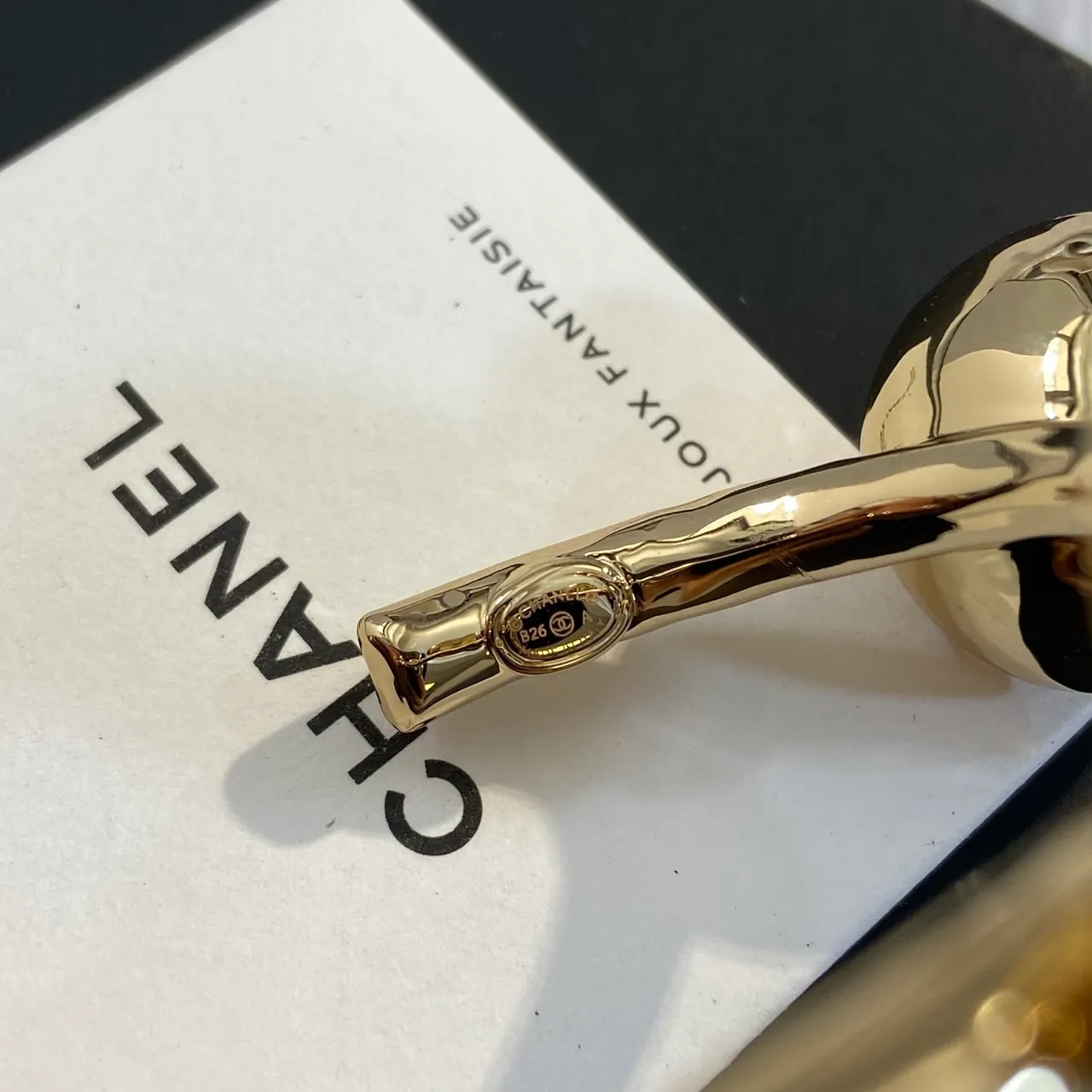 Chanel Pérola e Dourado Pulseira Aberta de Pulso 2