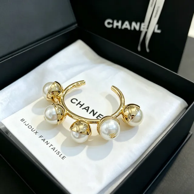 Chanel Pérola e Dourado Pulseira Aberta de Pulso 3