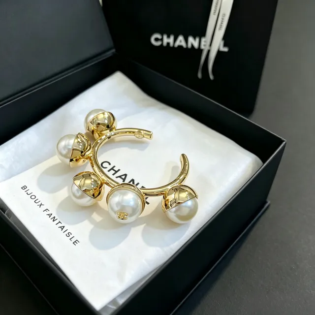 Chanel Pérola e Dourado Pulseira Aberta de Pulso 4