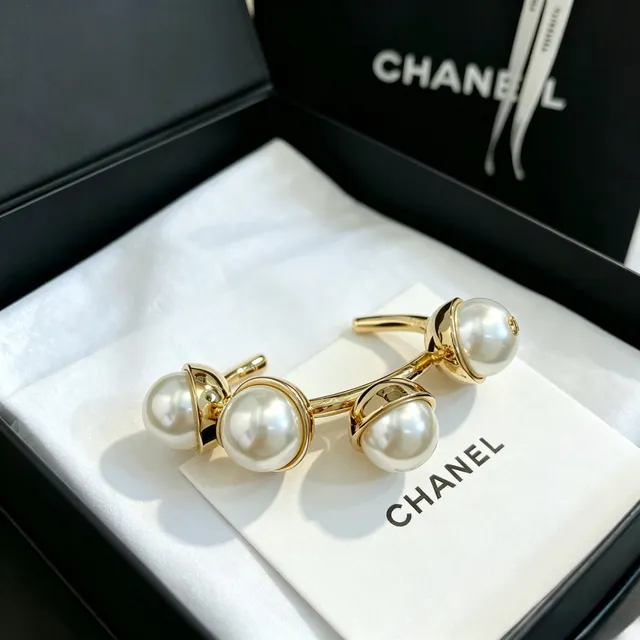 Chanel Pérola e Dourado Pulseira Aberta de Pulso 5