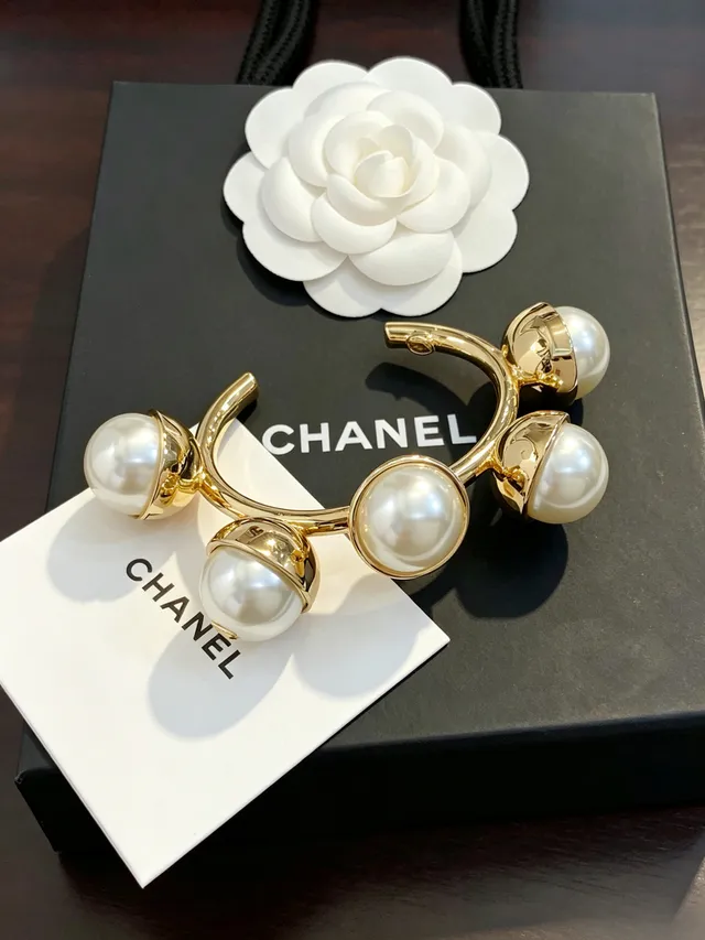 Chanel Pérola e Dourado Pulseira Aberta de Pulso 6