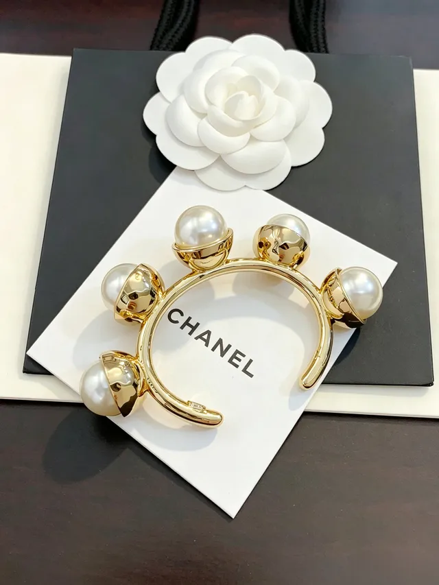 Chanel Pérola e Dourado Pulseira Aberta de Pulso 7