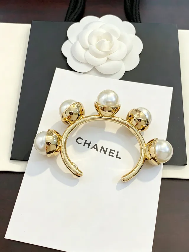 Chanel Pérola e Dourado Pulseira Aberta de Pulso 8