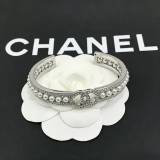Chanel لؤلؤ و Pavé كريستال Interlocking CC سوار كف