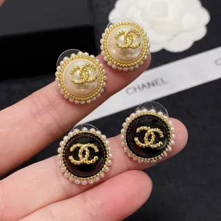 Chanel perlas engarzadas CC Logo pendientes de tachuela