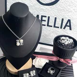 Chanel لؤلؤ و سي سي فضي أبيض متشابك لوجو تنويع مزدوج قلادة