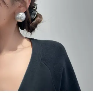 Chanel মণির প্রভাব CC Logo স্টাড ইয়াররিংস