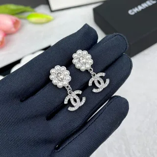 Chanel وردة لؤلؤ CC قطرة أقراط
