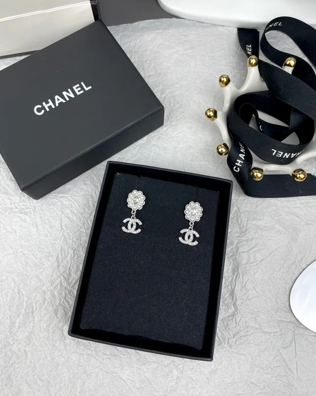 Chanel وردة لؤلؤ CC قطرة أقراط 5