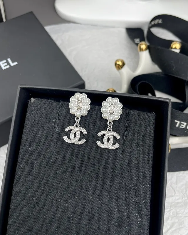 Chanel وردة لؤلؤ CC قطرة أقراط 6