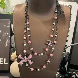 Chanel पिंक एंड व्हाइट मोती CC लोगो बाउ नेकलेस