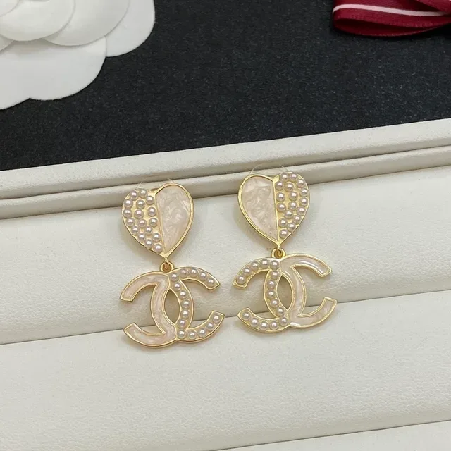 Chanel 银色白色心形顶部珍珠母贝镶嵌耳环 2
