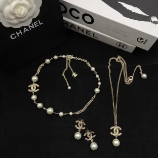 Chanel রুপালি সাদা মুক্তার খড়ি আন্তঃসংযুক্ত CC Logo হার